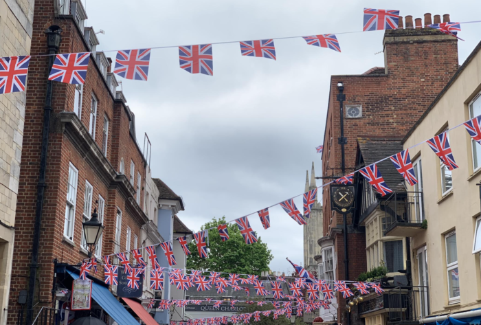 Bandiere inglesi per celebrare l'incoronazione a Windsor